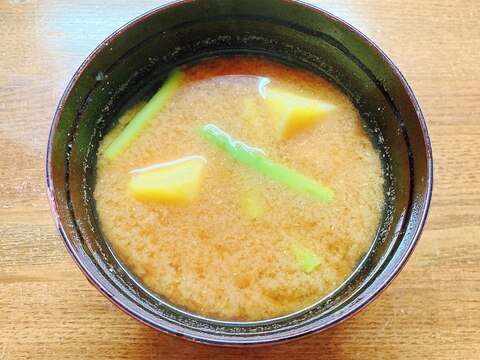 薩摩芋とアスパラの味噌汁